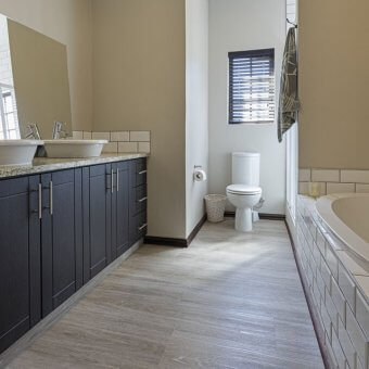 Blue qurtz vinyl floor in a bathroom